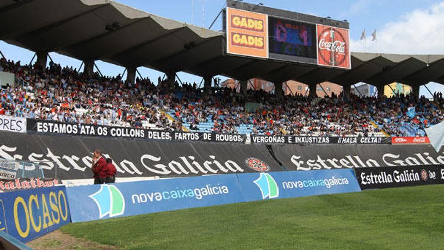 Pancarta de protesta contra las actuaciones arbitrales colgada en Marcador. // R. Grobas