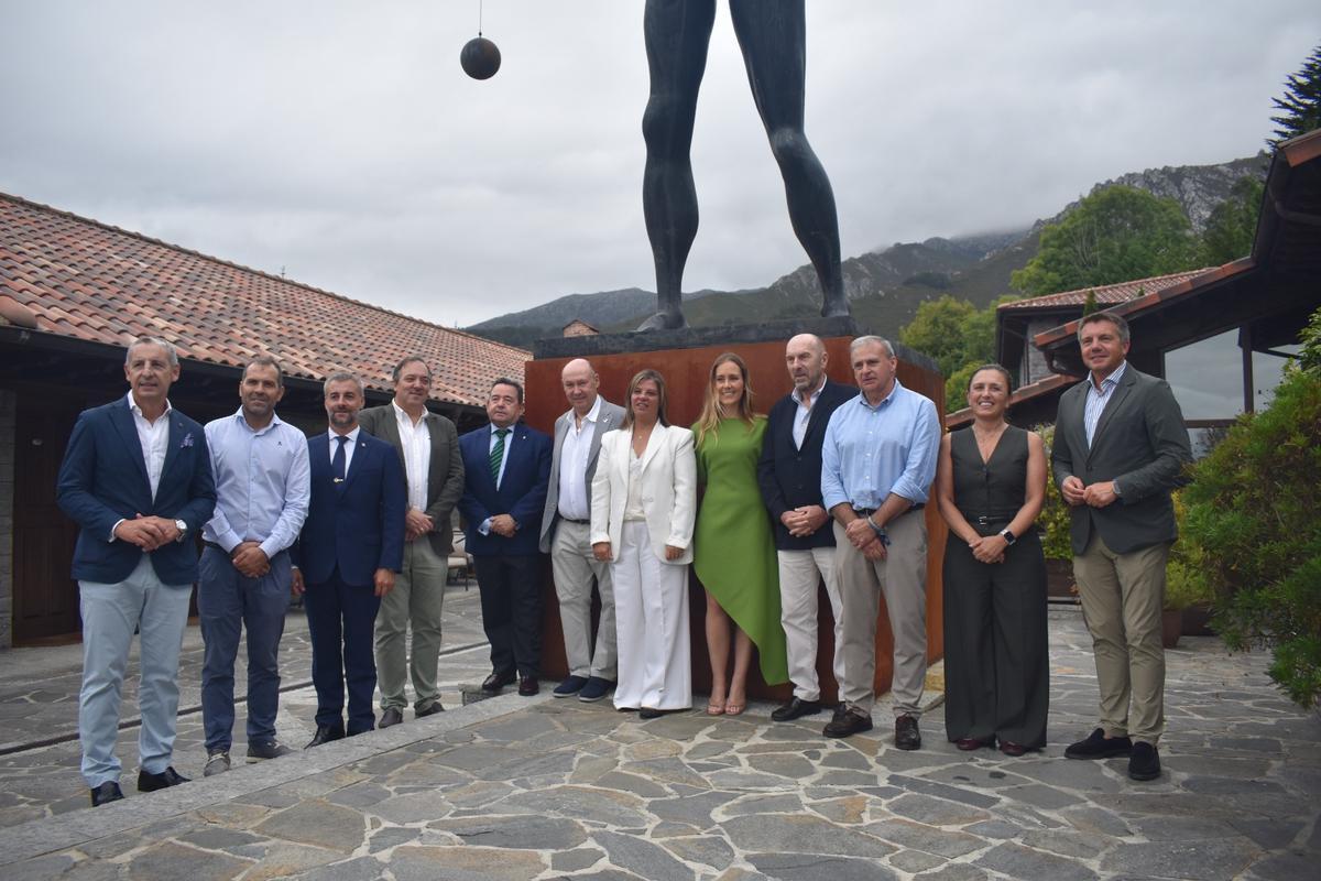 Pedro López Ferrer, vicepresidente de la Cámara de Comercio de Gijón;  José Manuel González, alcalde de Cangas de Onís; Gerardo Fabián, alcalde de Cabranes; Alejandro Vega, alcalde de Villaviciosa; Tomás Álvarez Aja; la vicepresidenta regional, Gimena Llamedo; Begoña Álvarez; Juan Cofiño, presidente de la Junta del Principado; Emilio García Longo, alcalde de Parres; María Calvo, presidenta de FADE, y José Luis Álvarez Almeida, presidente de Hostelería de España.