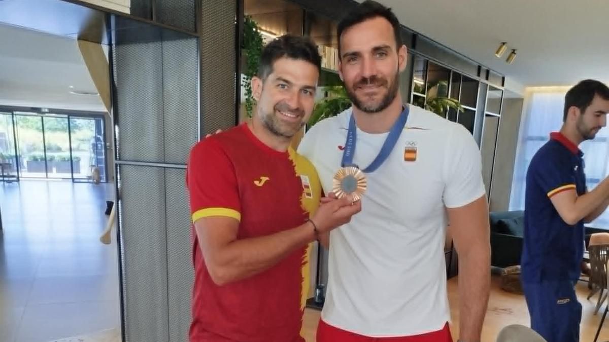 Saúl Craviotto, junto a fisioterapeuta cangués Julián Valera