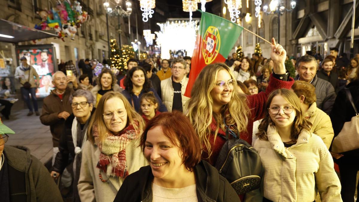 Turistas portugueses pasean por el centro de Vigo.