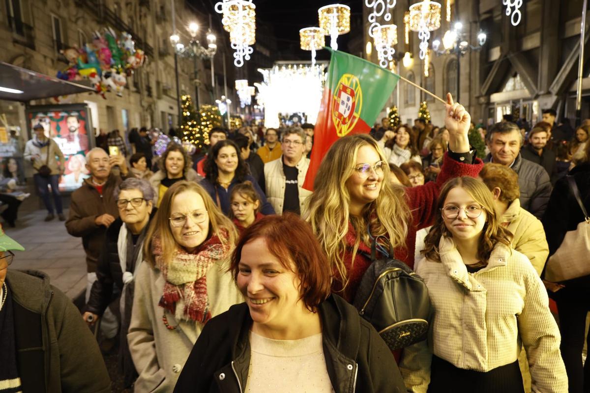 Turistas portugueses pasean por el centro de Vigo.