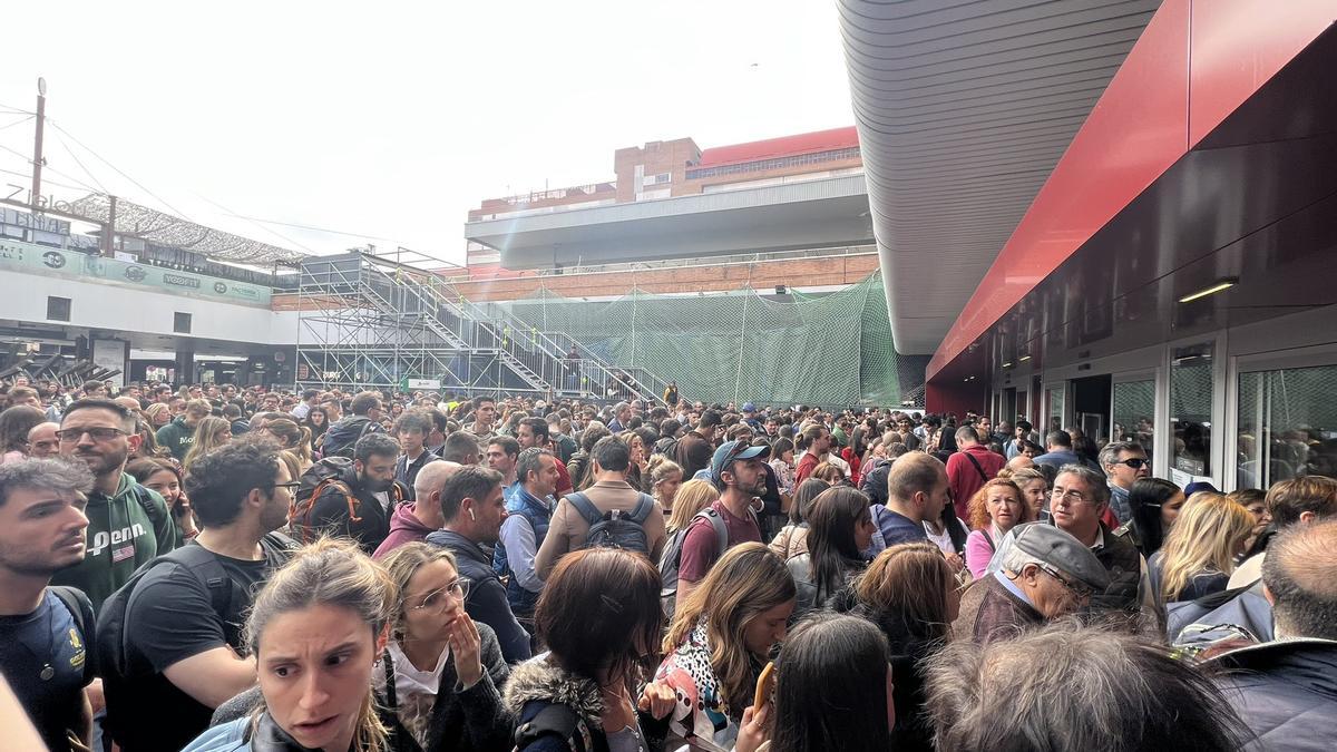 Cientos de personas se agolpan en la estación de Chamartín por la avería de trenes AVE