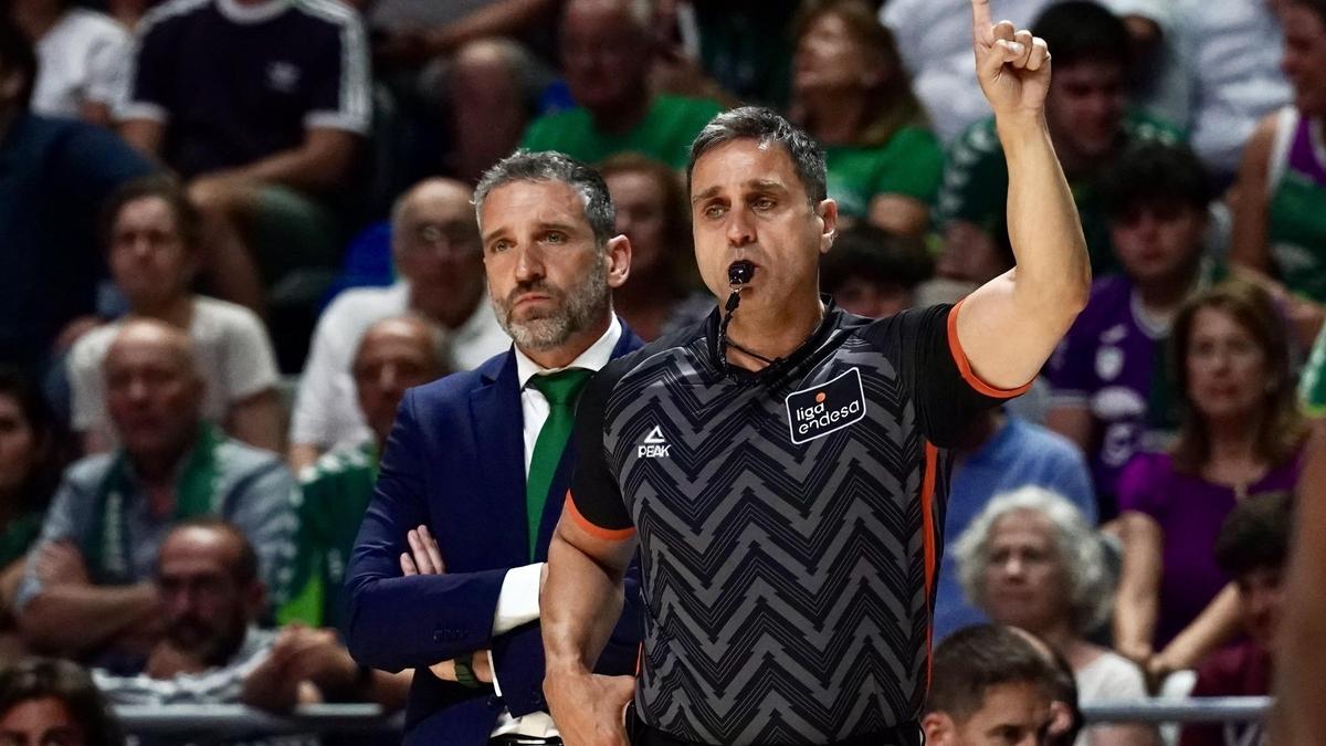 Ibon Navarro junto al árbitro Carlos Peruga.