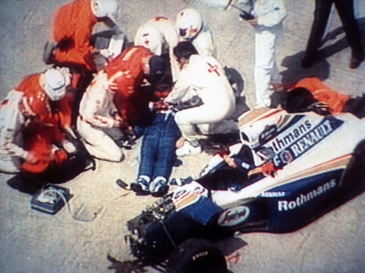 Primeros auxilios a Ayrton Senna tras su accidente en Imola en 1994.