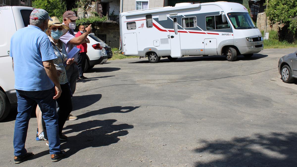 Una autocaravana da la vuelta con dificultad en la plaza buscando aparcamiento.