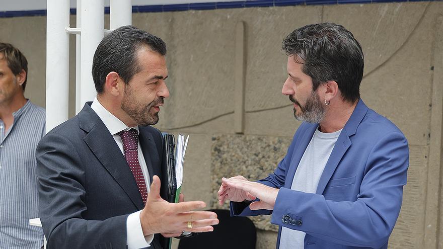 Rubén Martínez Alpañez, diputado de Vox, y Víctor Egío, diputado de Podemos, en la Asamblea regional.