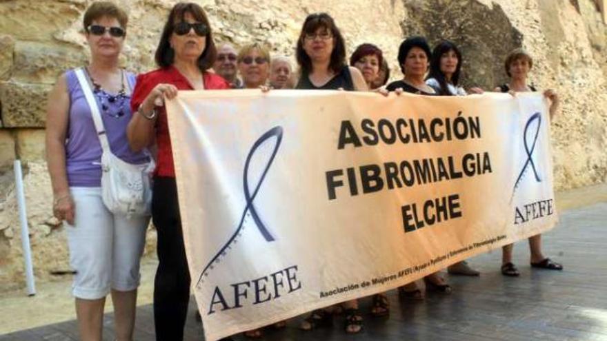 Un grupo de afectadas, ante la Calahorra.