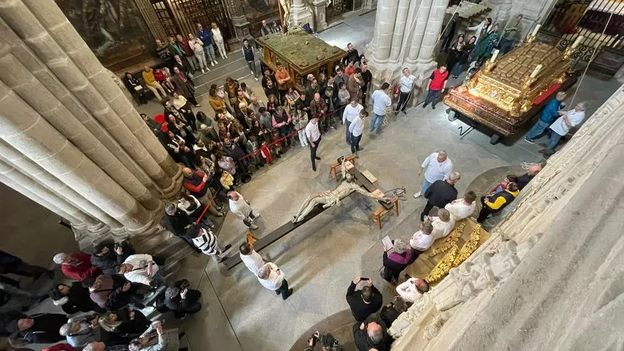 VÍDEO | El Cristo de las Injurias desciende del altar