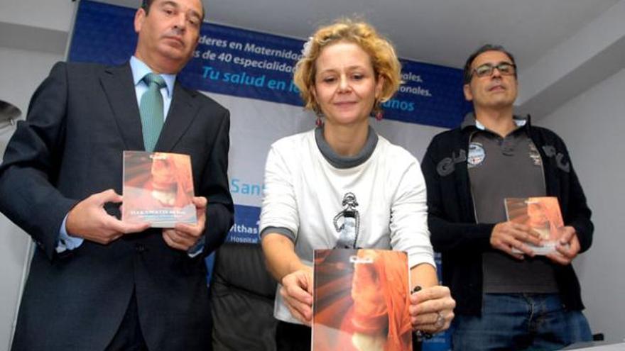 Luis González (izda.), gerente de Vithas Santa Catalina, Nanda Santana, directora del proyecto &#039;Hakawatis de hoy&#039;, y José Luis Correa, coordinador del libro. | s. blanco