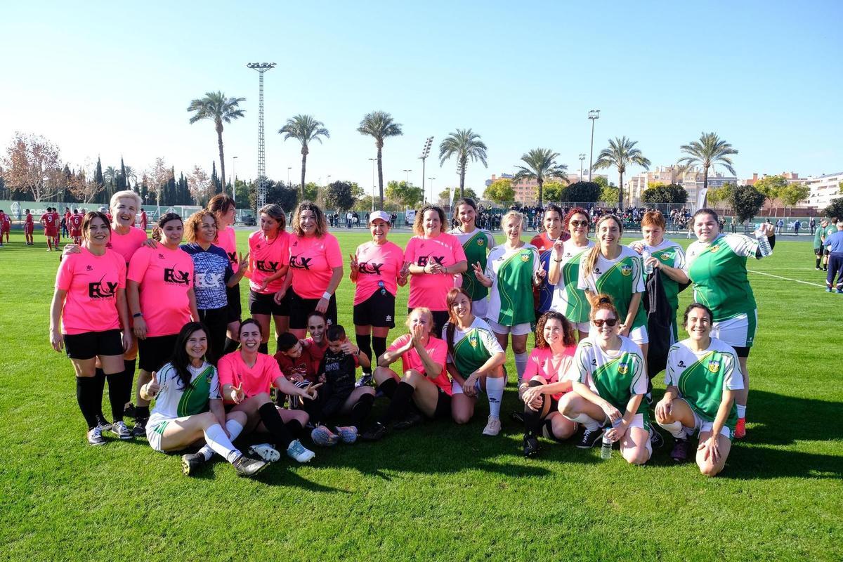 Los equipos femeninos, antes del partido en un ambiente de confraternidad...que duraría el tiempo de la foto