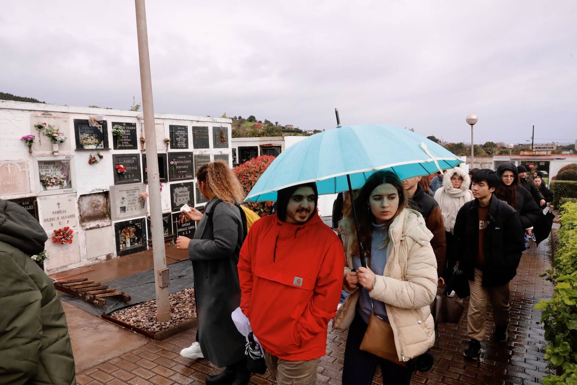 El IES Padre Feijoo se va de excursión al cementerio para reflexionar sobre la muerte