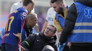 Carles Miñarro, el médico del Barça, charla con Gavi durante el encuentro contra el Rayo Vallecano en Montjuïc.