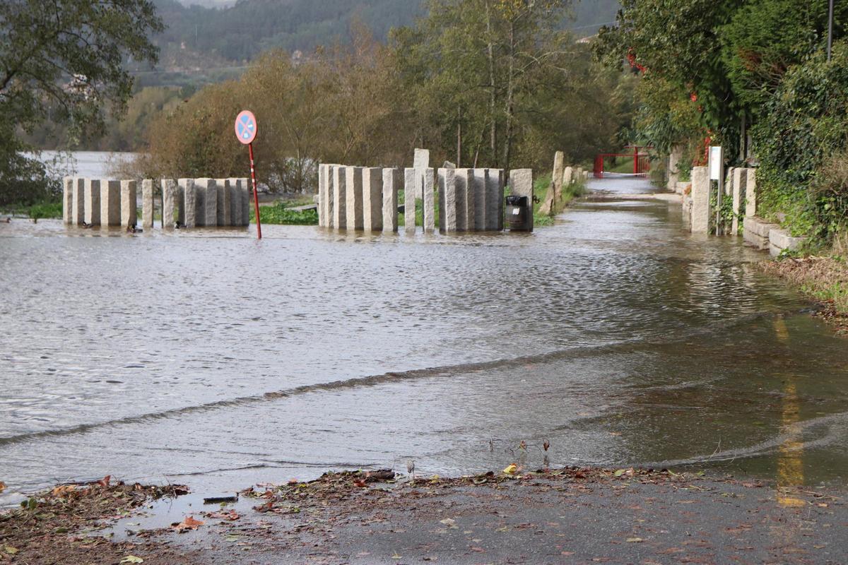 A la altura del Tinteiro, el paseo fluvial está cortado por el desbordamiento del Miño.