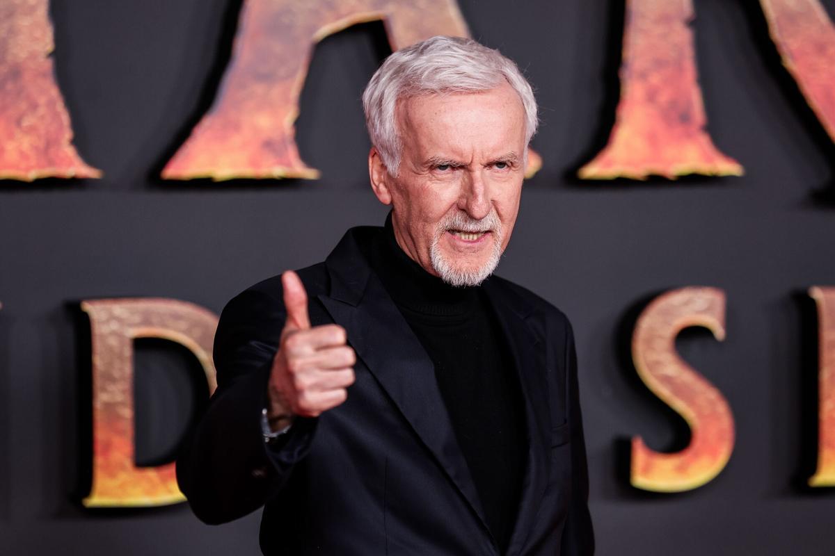 El director de cine canadiense James Cameron en la première europea de 'Avatar: Fuego y cenizas' en París.