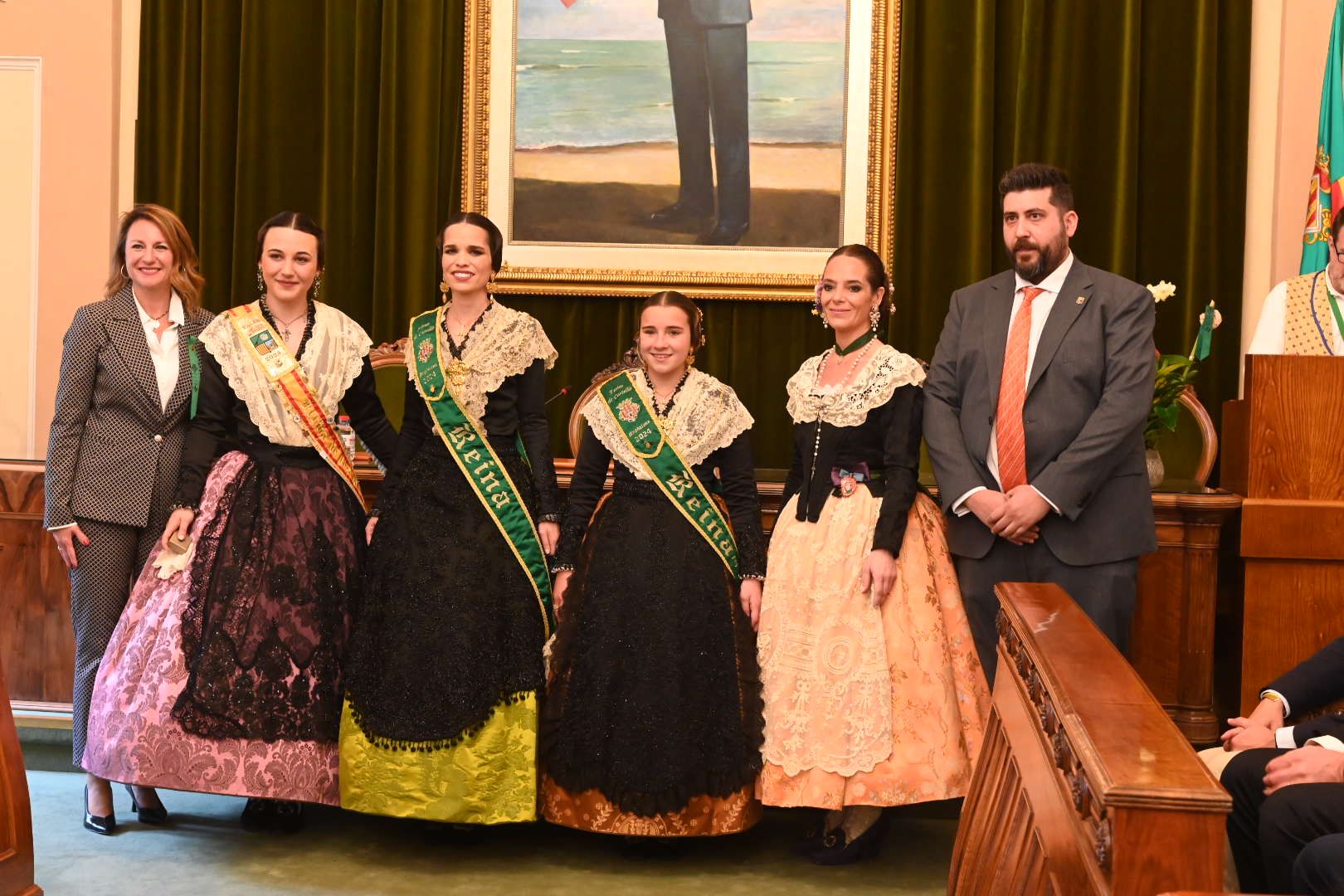 Galería de imágenes: Recepción de las reinas de los pueblos en el Ayuntamiento de Castelló