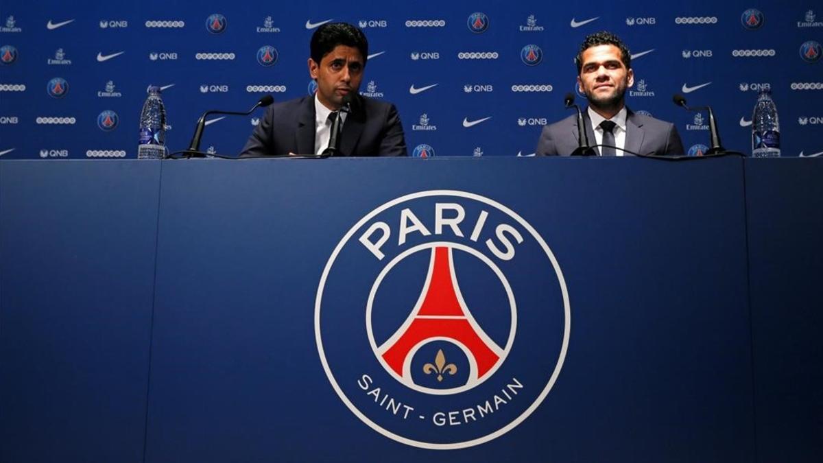 Nasser Al-Khelaifi, el presidente del París SG, junto a Dani Alves, en el Parque de los Príncipes.