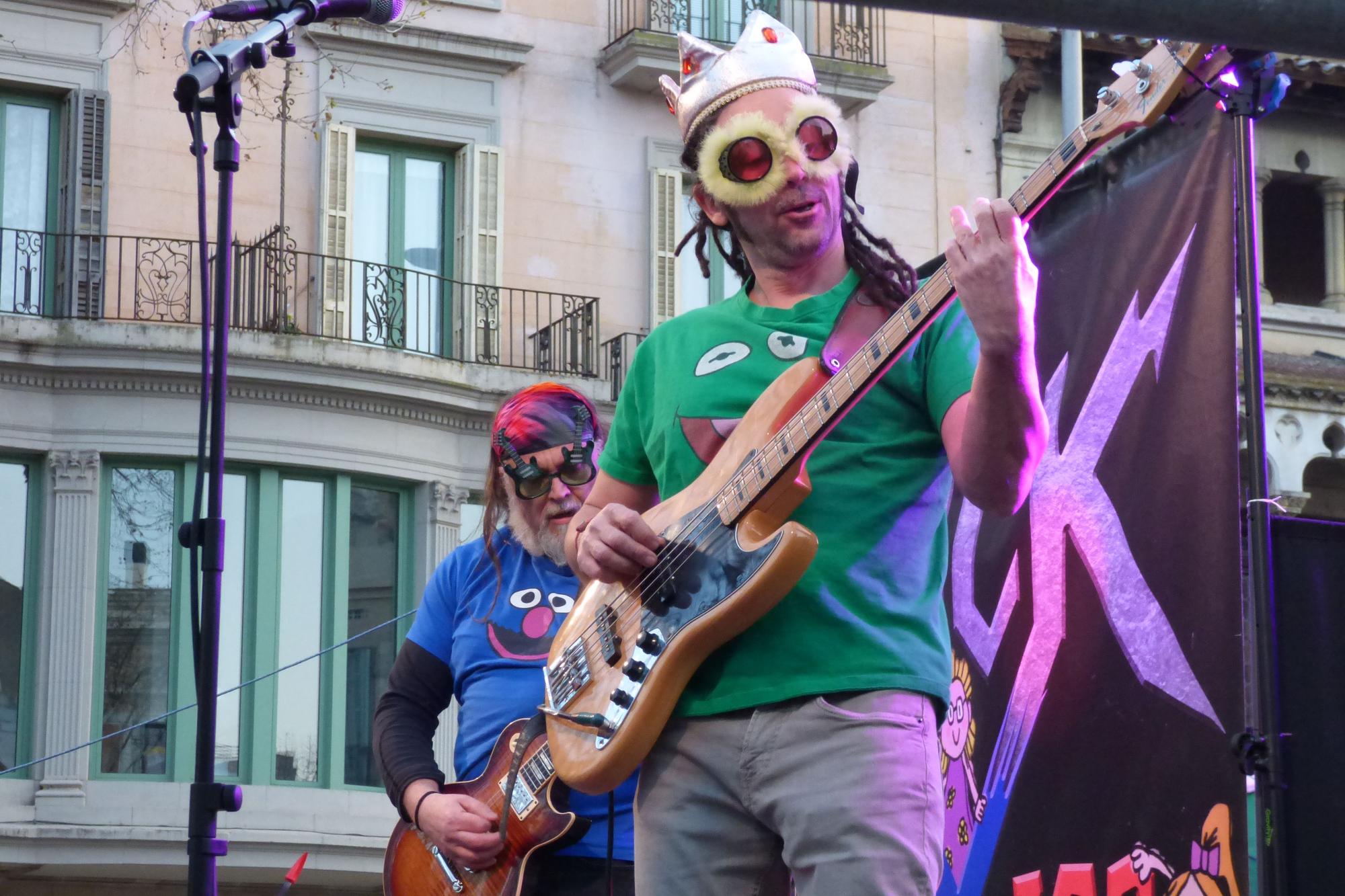 Centenars de persones celebren el carnaval a la rambla de Figueres
