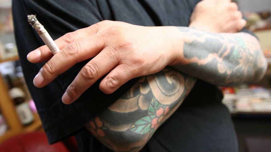 Detalle del brazo tatuado de un miembro retirado de los &#039;yakuza&#039; y que prefiere mantener el anonimato.