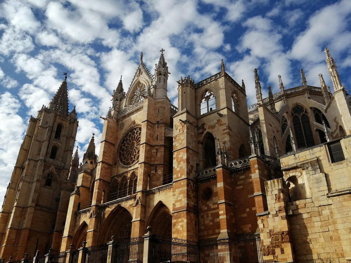 La Catedral de Santa María de Regla posee una de las mayores colecciones de vidrieras del mundo