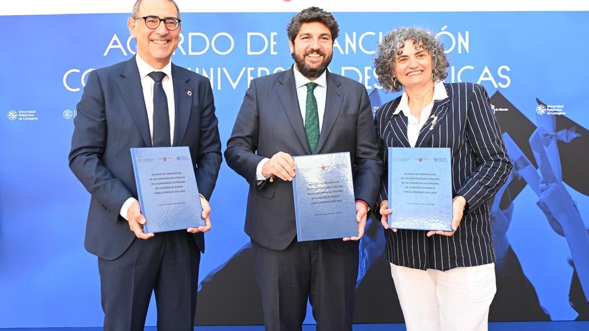 El presidente del Ejecutivo regional, Fernando López Miras, firmó hoy junto con el rector de la Universidad de Murcia, José Luján, y la rectora de la Universidad Politécnica de Cartagena, Beatriz Miguel, el nuevo acuerdo de financiación plurianual para las universidades públicas de la Región de Murcia 2025-2029.