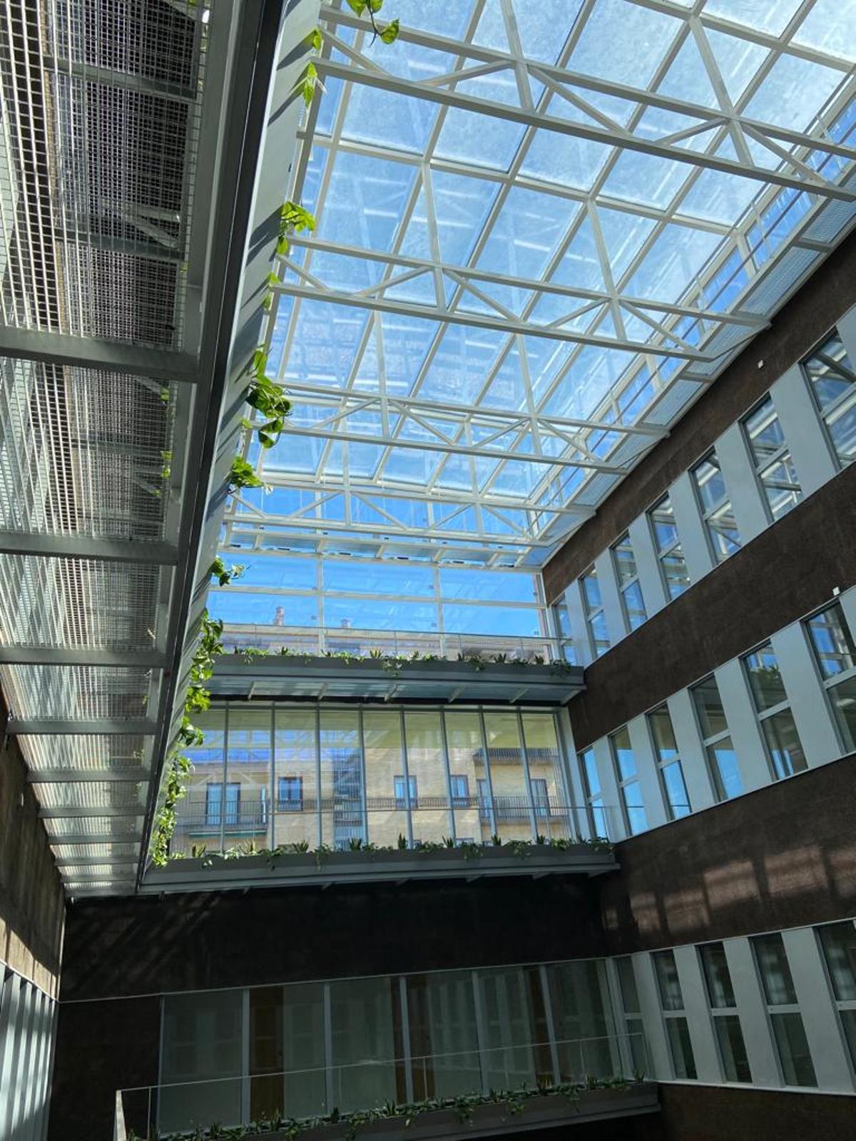 Entre las mejoras de la nueva Facultad de Filosofía y Letras encontramos los acristalamientos de la mano de Ariño Duglass