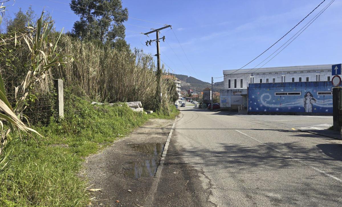 Los terrenos de A Xunqueira A2, a la izquierda, en As Raiñas,  detrás de los colegios de Reibón y Seara. | G. NÚÑEZ