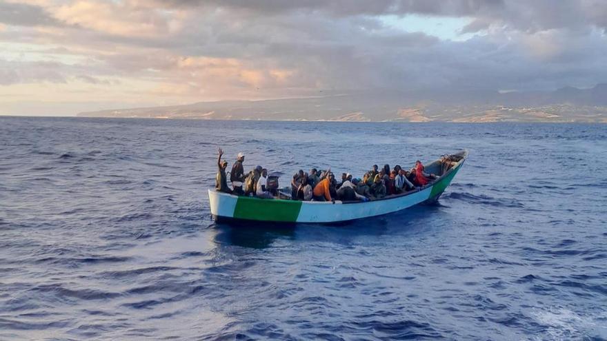 Una embarcación de recreo avista un cayuco con unas 80 personas al sur de Canarias