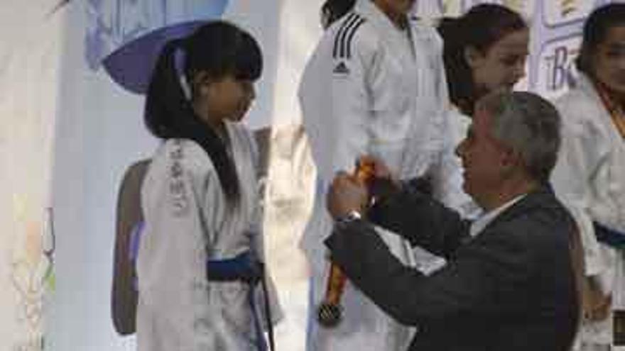 Raquel Jiang, recibiendo la medalla de plata.