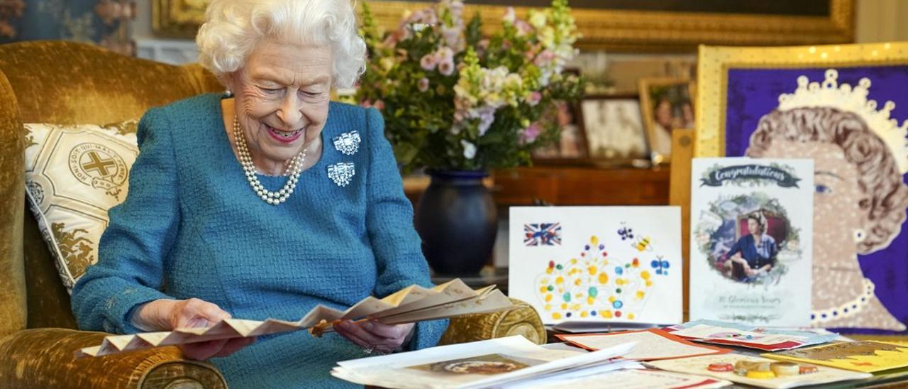 La reina Isabel mira objetos de sus jubileos de Oro y Platino en el castillo de Windsor, el pasado 4 de febrero.