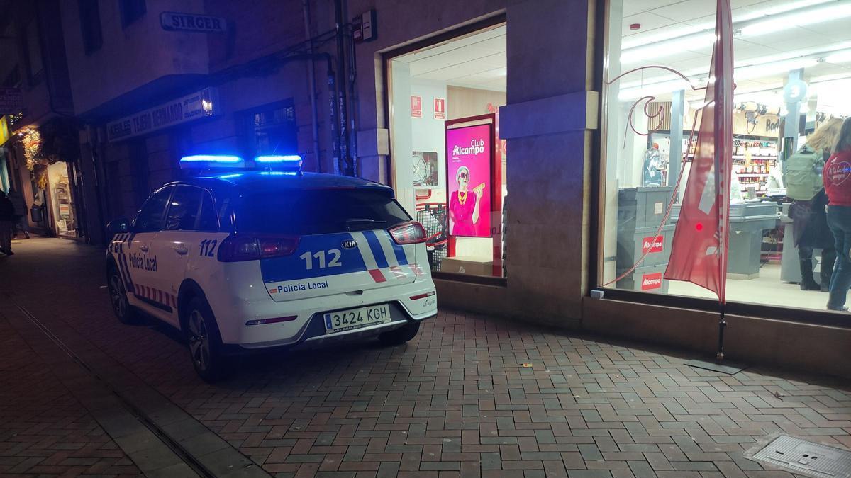 Una patrulla de la Policía Local en un supermercado de la calle Herreros que había sufrido un asalto.