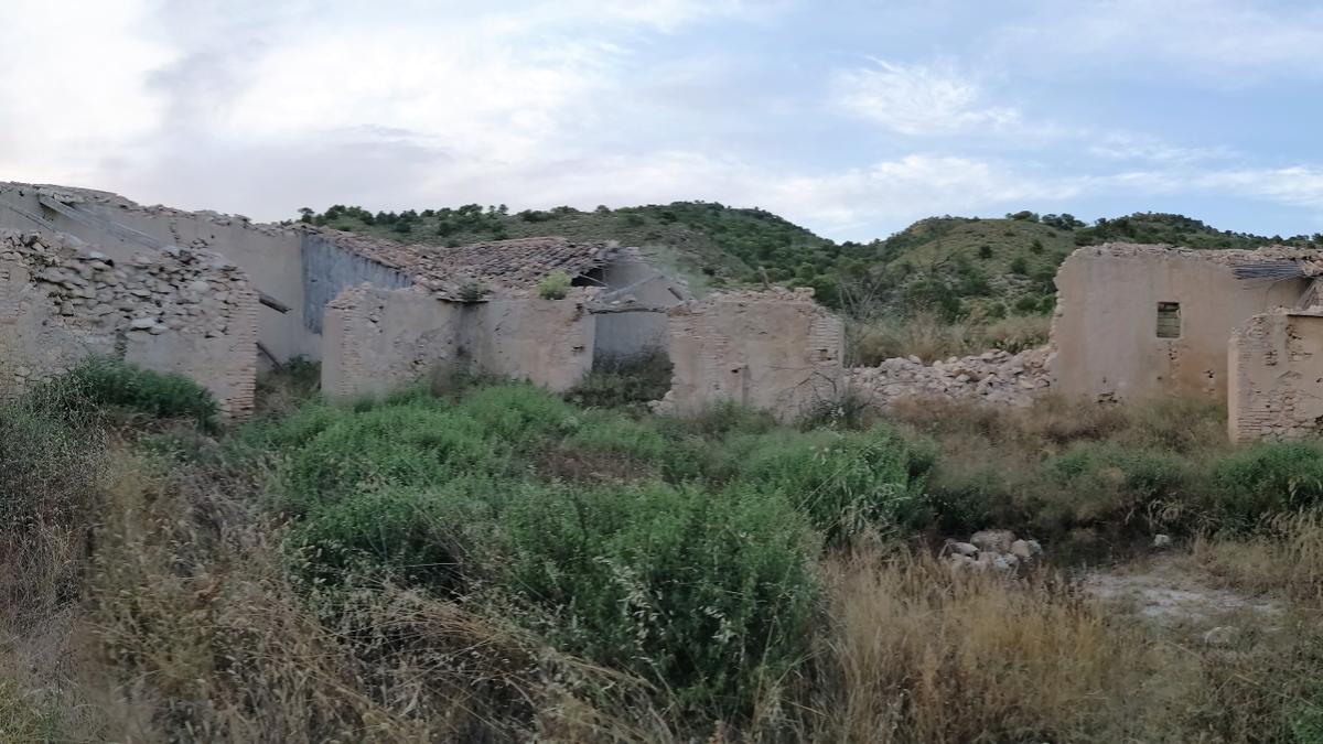 Una de las edificaciones  abandonadas en la finca propiedad del Ejército