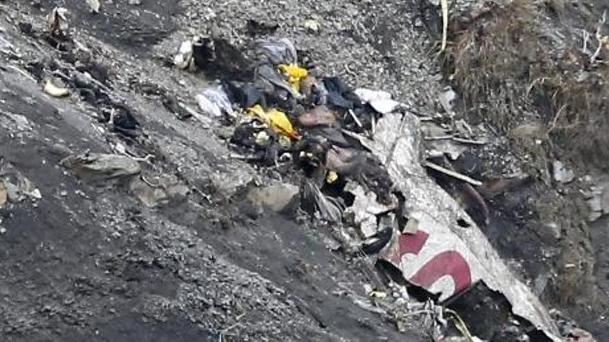 Fragments de l&#039;avió sinistrat de Germanwings.