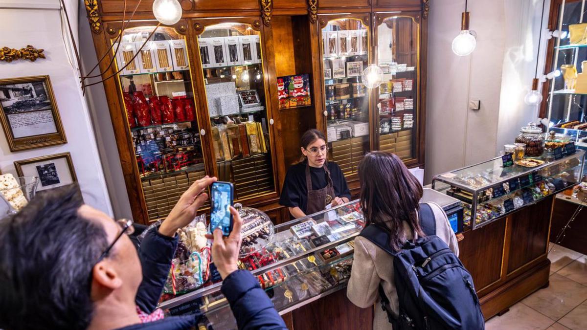 Interior de la xocolateria Fargas, al carrer del Pi, amb el mobiliari centenari.