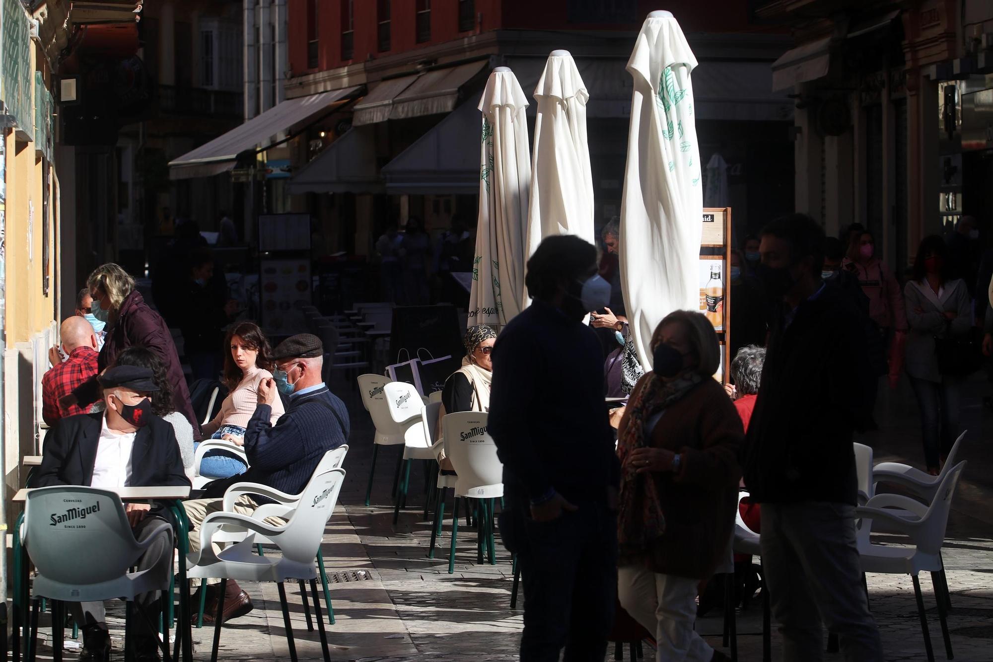 Colas en los comercios de Málaga el día antes del cierre de la actividad