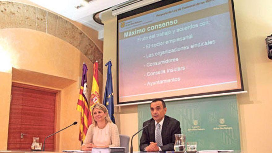 La consellera-portavoz, Maria Núria Riera, y el conseller Joaquín García, impulsor de la nueva ley de Comercio, explicándola ayer.