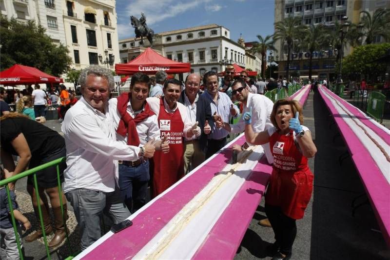 GALERÍA DE FOTOS / Flamenquín gigante en Las Tendillas