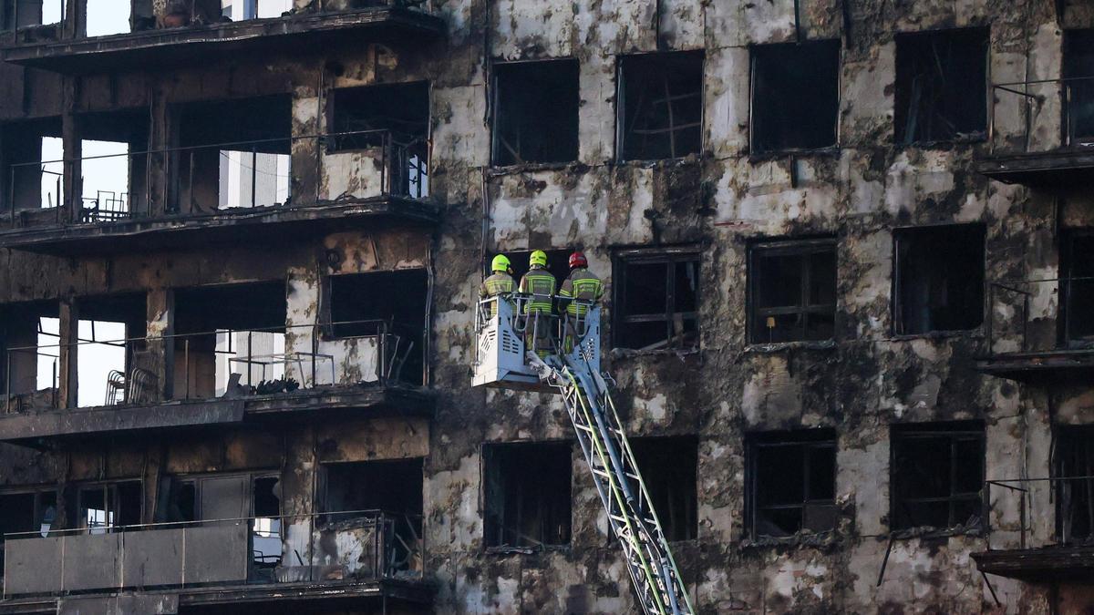 Los Bomberos de València en la inspección a las torres residenciales de Nou Campanar que se incendiaron en febrero de 2024