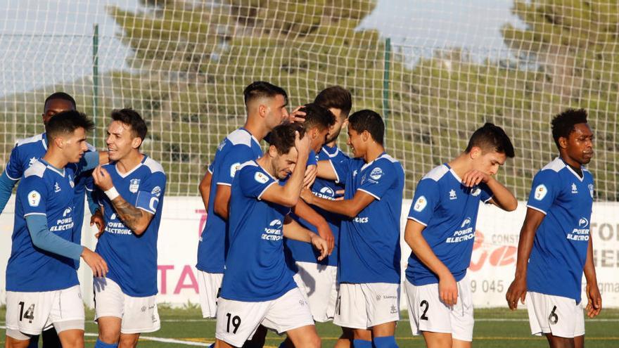 Celebración de los jugadores del Sant Rafel por el gol de Karim