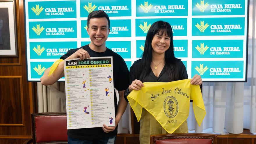 Daniel Illán, presidente vecinal de San José Obrero y Laura Huertos, de la Fundación Caja Rural presentan las fiestas del barrio.