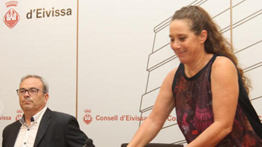 Viviana de Sans, junto al presidente, Vicent Torres, antes de una rueda de prensa.