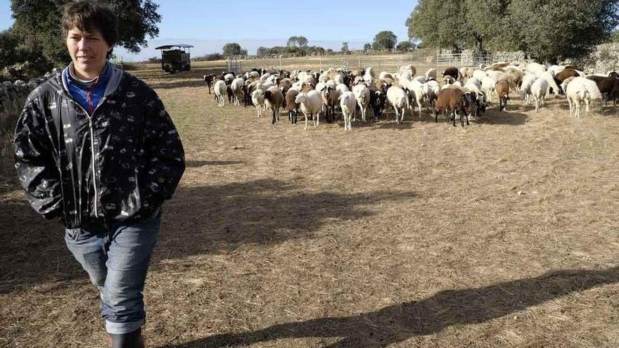 La ganadera por un camino de Argañín y a la derecha guiando el ganado.