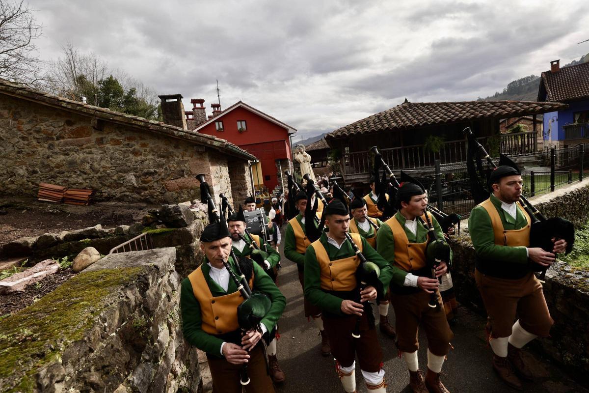 La banda de gaitas Soto Rei, en las patronales de San Juan de Mata, en Bueño