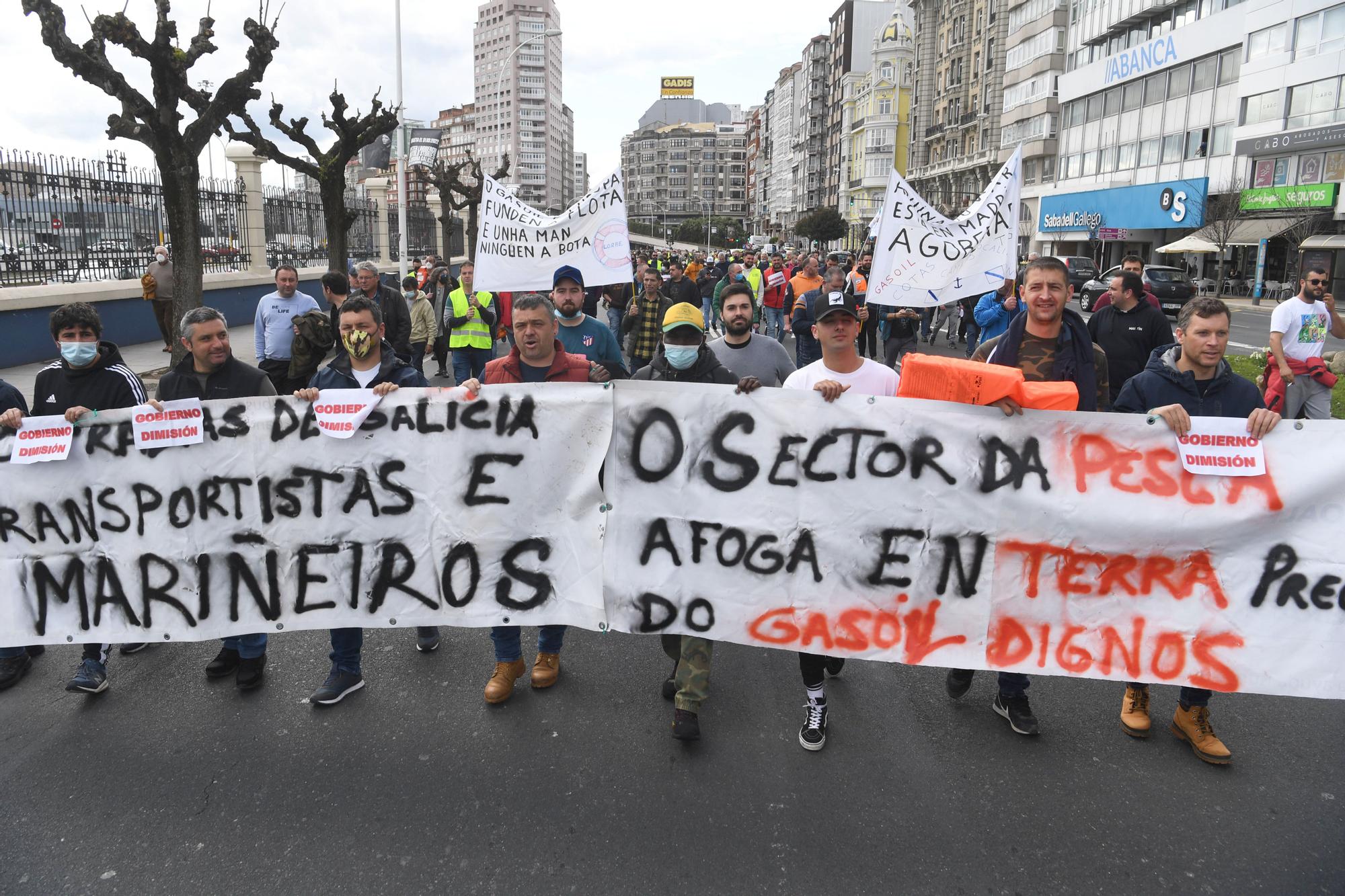 Más de 200 transportistas salen a la calle en A Coruña para exigir soluciones a la subida de los combustibles
