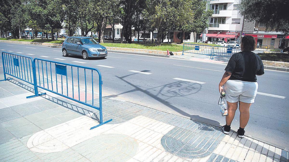 Unas vallas impiden utilizar los pasos al carecer de pintura y semáforos.