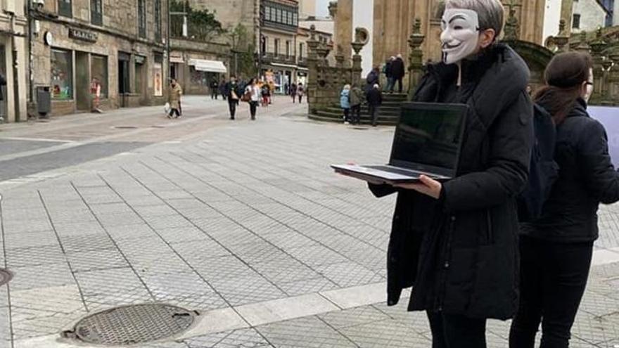 Activistas en la Praza da Peregrina.