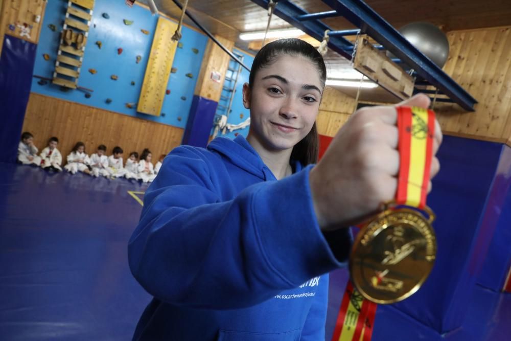 Celia Dacosta, campeona de España de cadete lucha en el gimnasio de Óscar Fernández