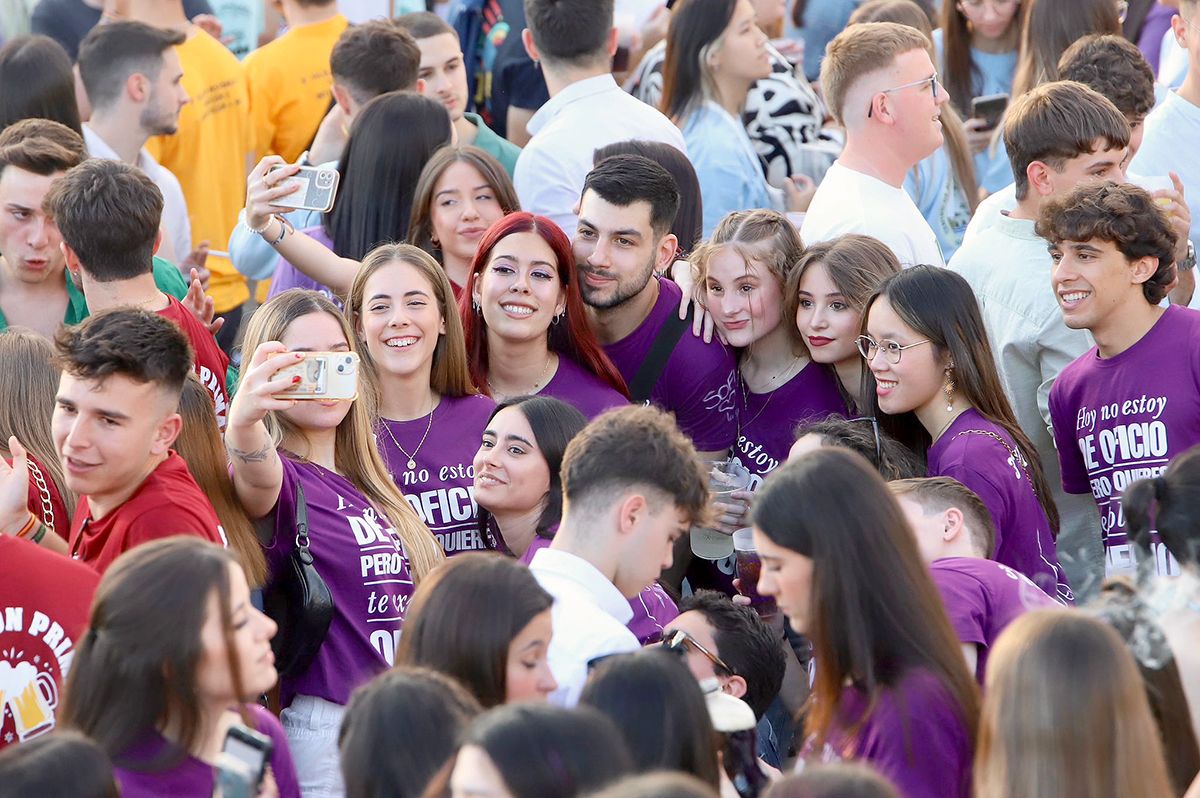 Centenares de jóvenes hacen el tradicional botellón del miércoles de Feria