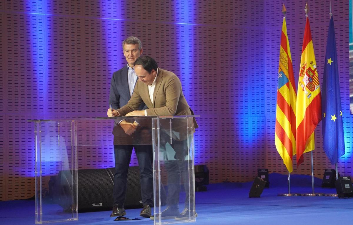 Feijóo y Pérez Llorca, firmando este domingo la "Declaración de Zaragoza".