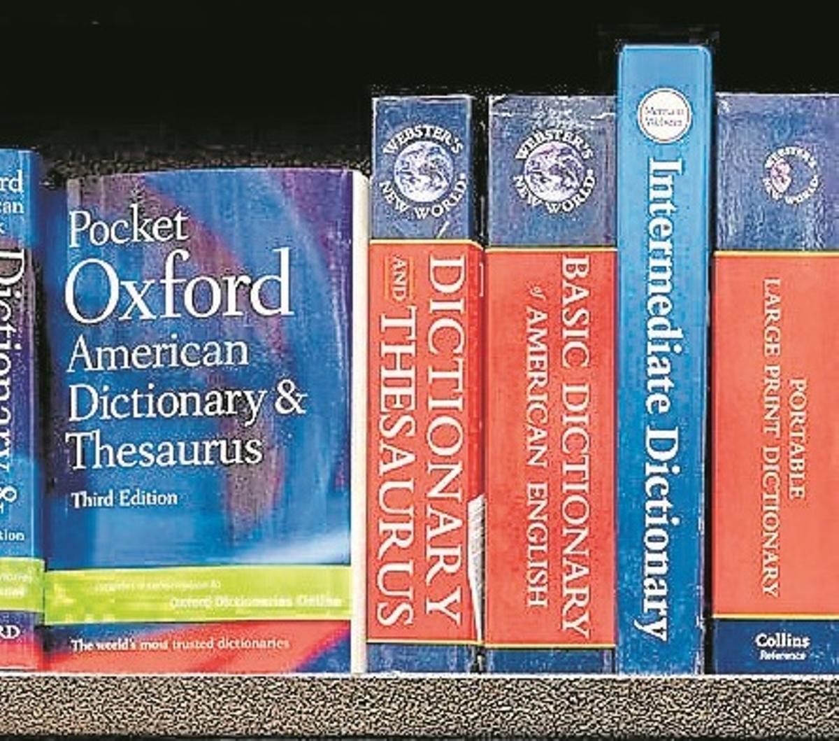 Estantería con diccionarios.