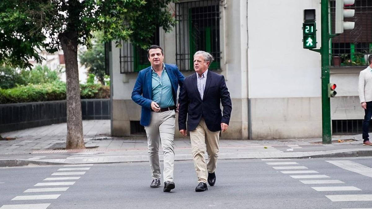 José María  Bellido y Salvador Fuentes, en la avenida de las Ollerías.